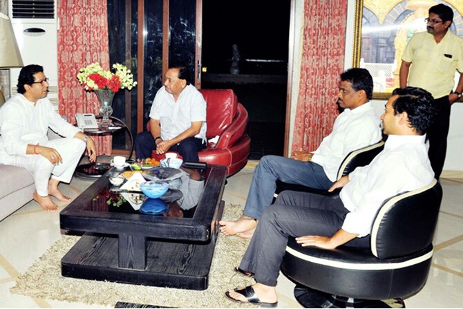 मनसे अध्यक्ष राज ठाकरे सध्या कोकण दौऱ्यावर असून बुधवारी रात्री त्यांनी काँग्रेस नेते नारायण राणे यांची कणकवली येथील निवासस्थानी भेट घेतली.