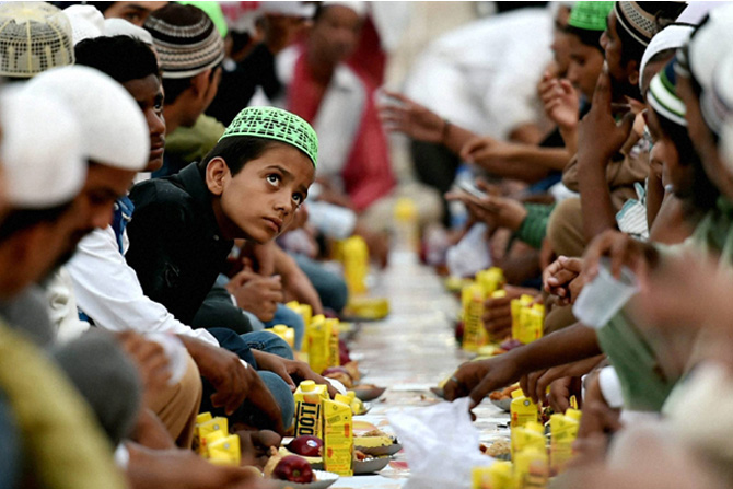 मुस्लिम बांधवांच्यादृष्टीने पवित्र असणाऱ्या रमजानच्या महिन्याला प्रारंभ झाला असून बुधवारी दिल्लीतील जामा मशिदीत रोज्याचा उपवास सोडताना ही लहान मुले. (छाया- पीटीआय)