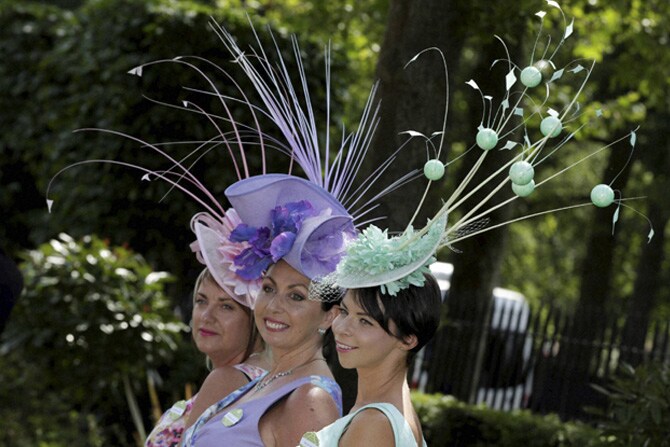 इंग्लंड येथे आयोजित करण्यात आलेल्या 'रॉयल अॅस्कॉर्ट हॉर्स रेसिंग'साठी आकर्षक वेशभुषा करून आलेल्या या महिला. (छाया- पीटीआय)