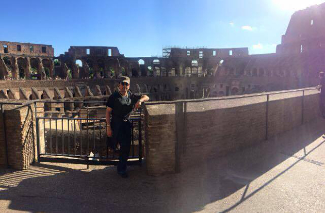 रोममधील भव्य कोलॅसियम येथे टीपलेला सचिनचा आणखी एक फोटो.