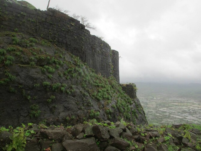 अष्टविनायकांपकी एक अशा प्रसिद्ध तीर्थक्षेत्र पाली गावाचा पहारेकरी असलेला हा सरसगड! स्थानिक लोक याला सुधागड असेही मानतात. सुधागड हा वेगळा किल्ला असून तो पालीपासून दहा किमीवर आहे. सोपी वाट, एका दिवसात फिरून होण्यासारखा विस्तार यामुळे सरसगड पावसाळ्यातही आवर्जून भेट दिला जाणारा किल्ला आहे. गडाच्या अंतिम टप्प्यातल्या पायऱ्यांवरून पाणी वेगाने उतरत असताना तिथून उतरण्याची साहसी कल्पना प्रत्यक्षातही तितकीच थरारक आहे. तेव्हा खबरदारी घेणे आलेच! गडाला एक चोरदरवाजाही असून त्याची वाट सरसगडाच्या डाव्या टोकाखालच्या पठारावरून निघते. माहीतगार माणूस सोबत असेल आणि कातळावरून पाणी वाहत असताना पाऊल टाकायची सवय असेल तर ही वाट नक्की ट्राय करावी.
