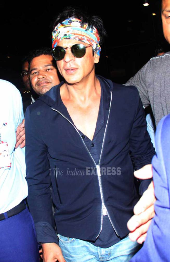 आर्यनच्या कडेवर छोटा अबराम