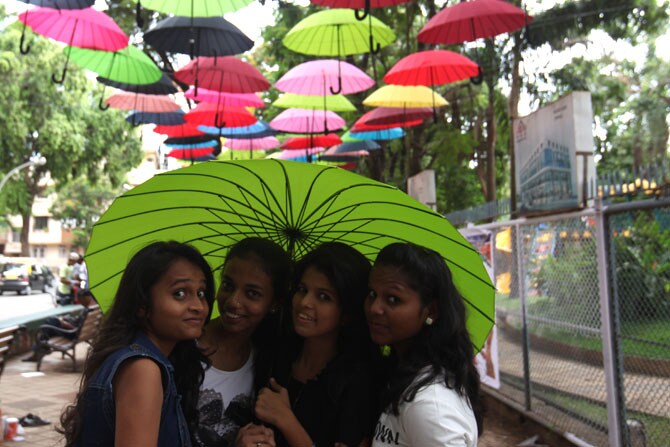 मुंबईतील शिवाजी पार्क येथे आकाशात रंगीबेरींगी छत्र्या लावण्यात आल्या आहेत. त्यांचे रंग आणि मांडणी पाहून अनेकांना छायाचित्र काढण्याचा मोह आवरता येत नसून, तरूण-तरूणांनी येथे सेल्फीसाठी गर्दी केल्याचे दिसते. (छाया-वसंत प्रभू)
