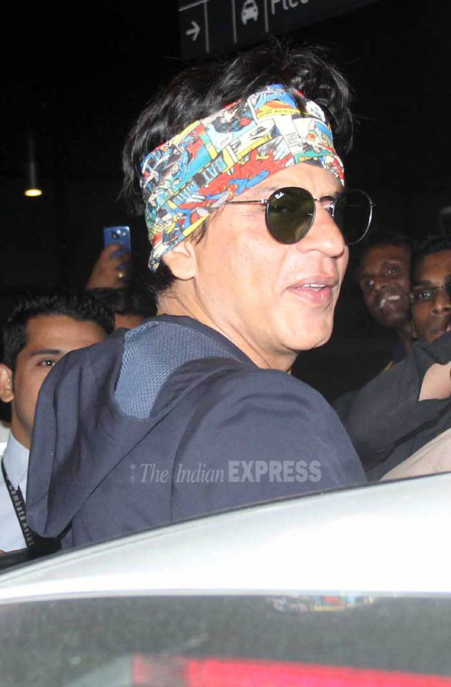 आर्यनच्या कडेवर छोटा अबराम