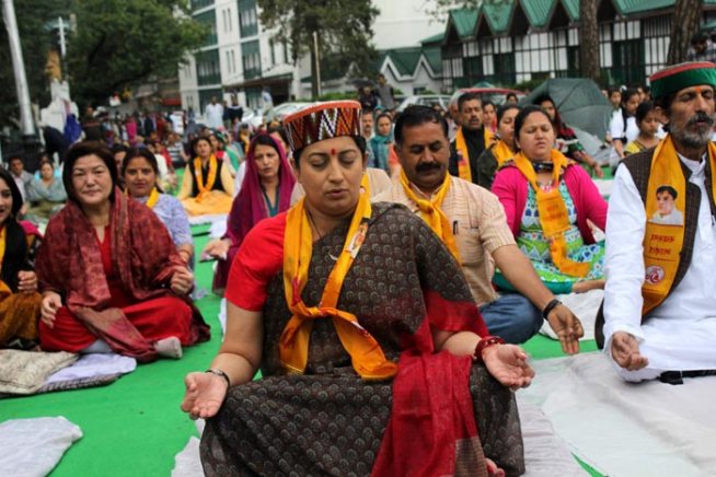 पंतप्रधान नरेंद्र मोदींसह ‘योगाभ्यास’