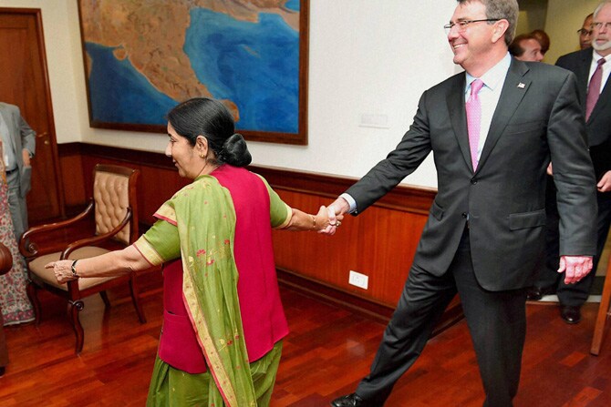 भारताच्या परराष्ट्र मंत्री सुषमा स्वराज अमेरिकेचे संरक्षणमंत्री अॅश्टन कार्टर यांचे आदरातिथ्य करताना. (छाया- पीटीआय)