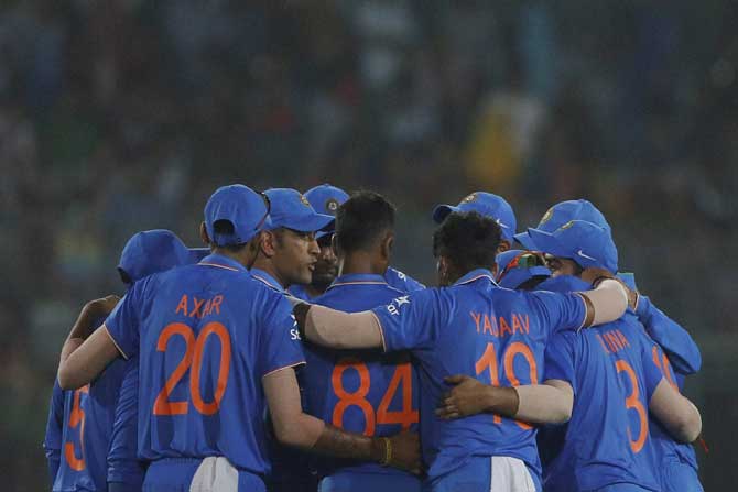 बांगलादेशविरुद्धच्या शेवटच्या एकदिवसीय सामन्यात भारताने बुधवारी विजय मिळवला. भारताने ही मालिका २-१ ने गमावली आहे. (पीटीआय)