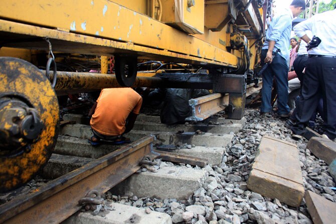 बुधवारी मध्यरात्री दुरूस्तीचे काम सुरू असताना ठाणे आणि ऐरोली या स्थानकांदरम्यान, पारसिक बोगद्याजवळ दुरूस्ती वाहन अडकून पडल्यामुळे ट्रान्सहार्बर रेल्वे मार्गावरील अप आणि डाऊन दोन्ही दिशेची वाहतूक गुरूवारी सकाळी ठप्प झाली होती. (छाया- नरेंद्र वास्कर)