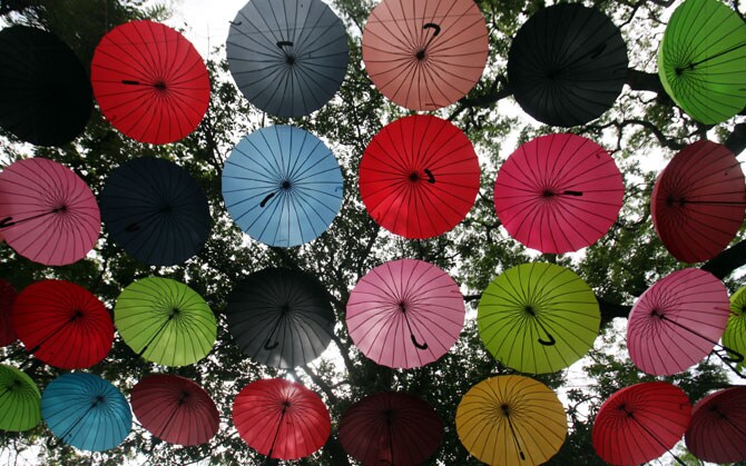 मुंबईतील शिवाजी पार्क येथे सध्या रंगीबेरंगी छत्र्यांच्या सहाय्याने आकर्षक सजावट केलेली पाहायला मिळत आहे. (छाया- वसंत प्रभू)