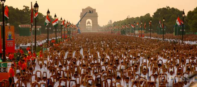 पंतप्रधान नरेंद्र मोदींसह ‘योगाभ्यास’
