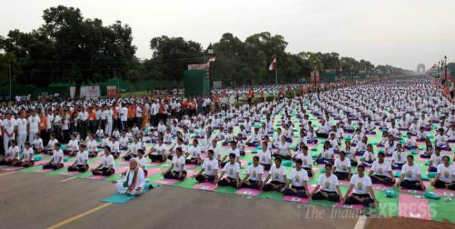 पंतप्रधान नरेंद्र मोदींसह ‘योगाभ्यास’