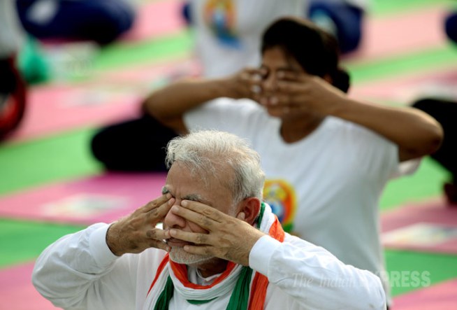 पंतप्रधान नरेंद्र मोदींसह ‘योगाभ्यास’