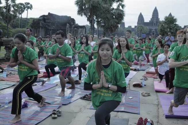 पंतप्रधान नरेंद्र मोदींसह ‘योगाभ्यास’