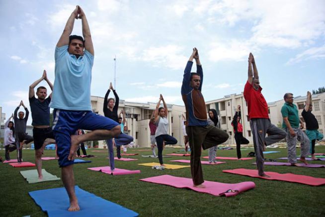 पंतप्रधान नरेंद्र मोदींसह ‘योगाभ्यास’