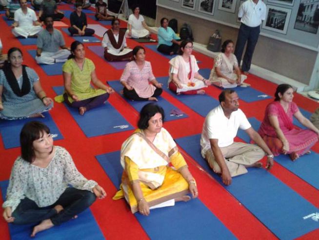 पंतप्रधान नरेंद्र मोदींसह ‘योगाभ्यास’