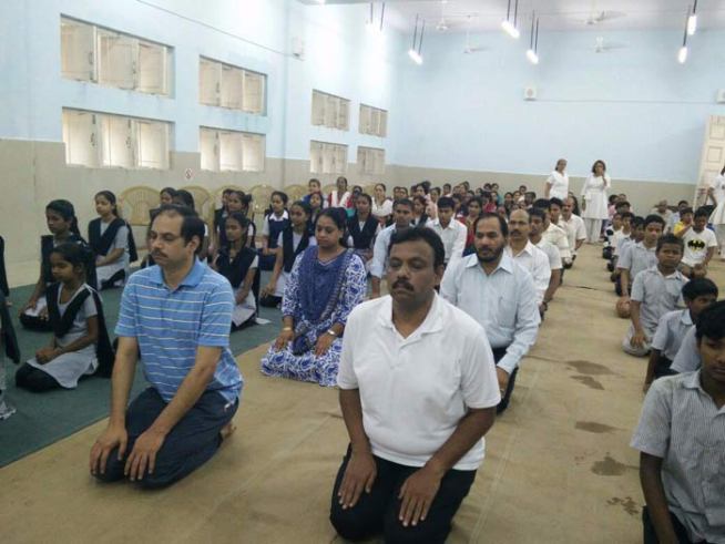 पंतप्रधान नरेंद्र मोदींसह ‘योगाभ्यास’