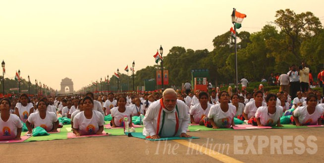 पंतप्रधान नरेंद्र मोदींसह ‘योगाभ्यास’