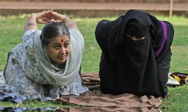 पंतप्रधान नरेंद्र मोदींसह ‘योगाभ्यास’