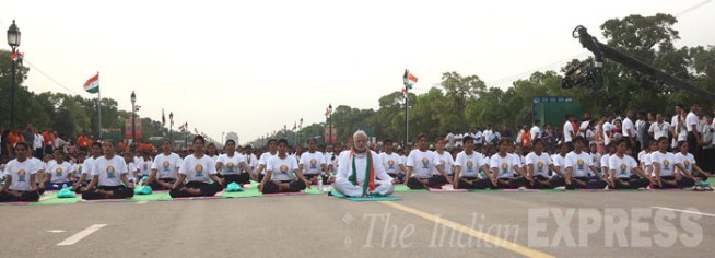 पंतप्रधान नरेंद्र मोदींसह ‘योगाभ्यास’