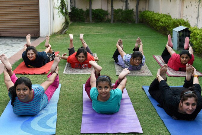 रविवारच्या जागतिक योग दिनाच्या पार्श्वभूमीवर लखनऊमधील महिलावर्ग योगासनांचा सराव करताना. (छाया- पीटीआय)