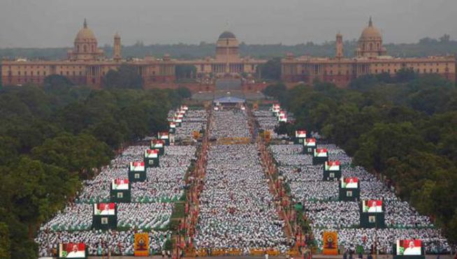 पंतप्रधान नरेंद्र मोदींसह ‘योगाभ्यास’