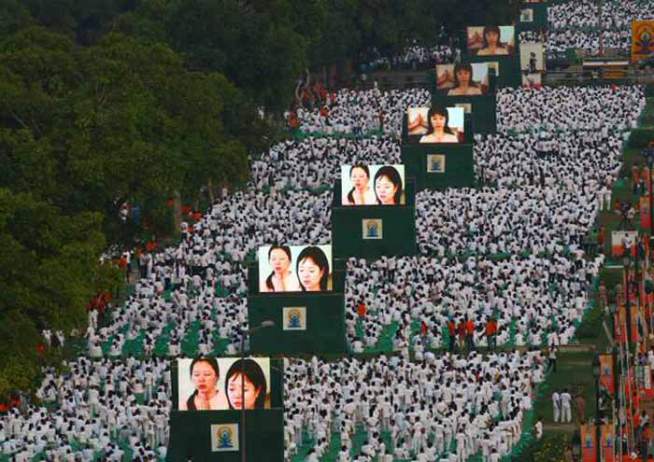 पहिल्या आंतरराष्ट्रीय योग दिवसानिमित्त पंतप्रधान नरेंद्र मोदी यांच्यासह राजधानी नवी दिल्लीतील ३५ हजार लोकांनी रविवारी सकाळी ३५ मिनिटे विविध योगासने केली. राजपथावर आयोजित करण्यात आलेल्या या कार्यक्रमामुळे राजपथाचे रुपांतर योगपथात झाले होते. विविध केंद्रीय मंत्री, अनेक शाळकरी मुलेही या कार्यक्रमात सहभागी झाली होती.