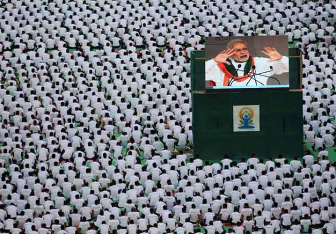 पंतप्रधान नरेंद्र मोदींसह ‘योगाभ्यास’