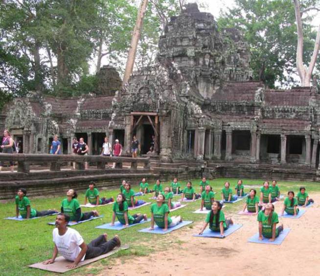 पंतप्रधान नरेंद्र मोदींसह ‘योगाभ्यास’