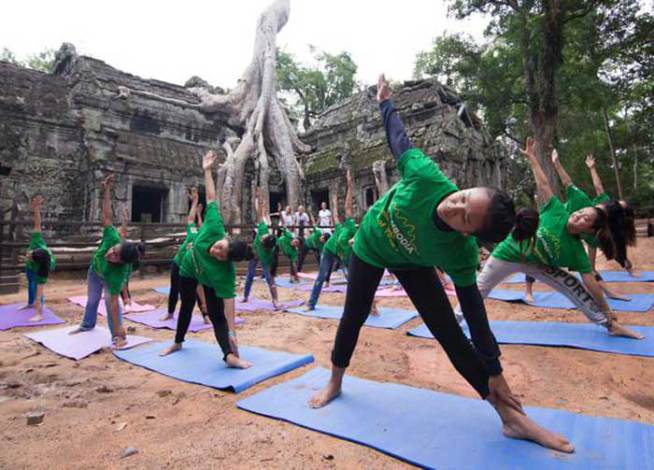 पंतप्रधान नरेंद्र मोदींसह ‘योगाभ्यास’