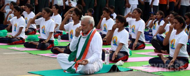 पंतप्रधान नरेंद्र मोदींसह ‘योगाभ्यास’