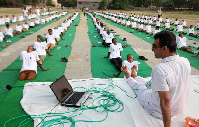 पंतप्रधान नरेंद्र मोदींसह ‘योगाभ्यास’