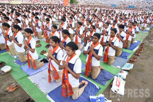 पंतप्रधान नरेंद्र मोदींसह ‘योगाभ्यास’