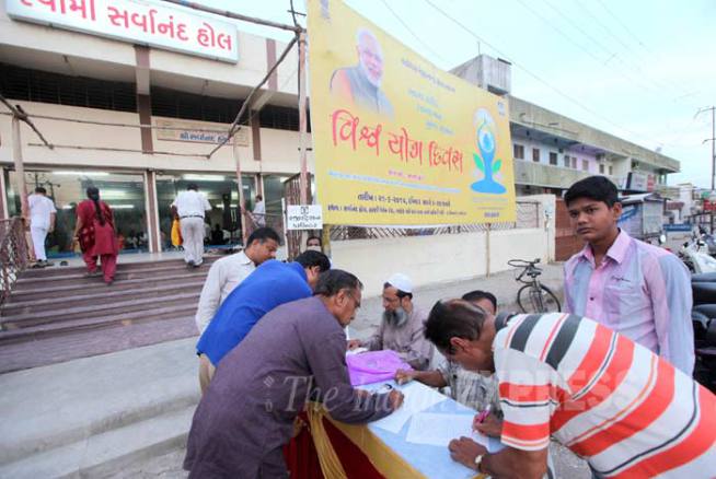 पंतप्रधान नरेंद्र मोदींसह ‘योगाभ्यास’