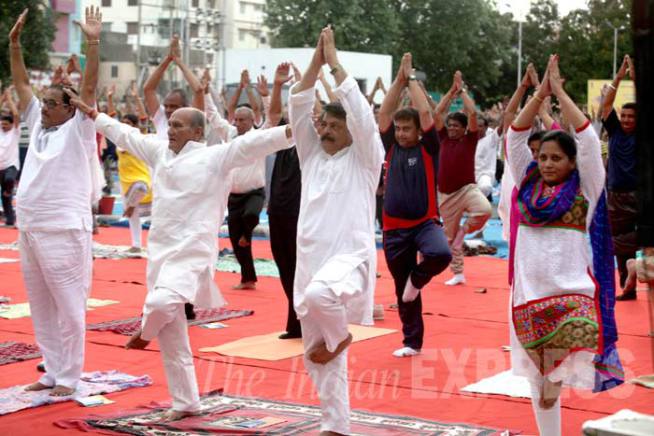 पंतप्रधान नरेंद्र मोदींसह ‘योगाभ्यास’