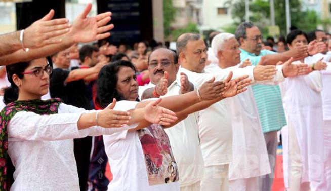 पंतप्रधान नरेंद्र मोदींसह ‘योगाभ्यास’