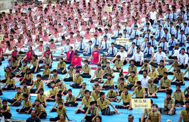 पंतप्रधान नरेंद्र मोदींसह ‘योगाभ्यास’