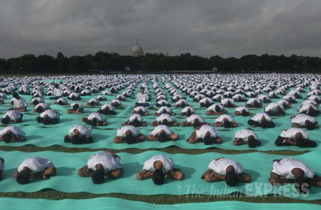 पंतप्रधान नरेंद्र मोदींसह ‘योगाभ्यास’
