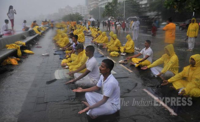 पंतप्रधान नरेंद्र मोदींसह ‘योगाभ्यास’