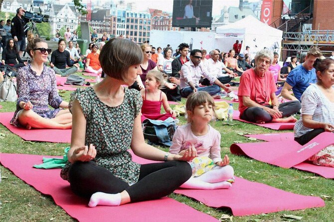 लंडनमधील थेम्स नदीच्या काठावर आयोजित करण्यात आलेल्या आंतरराष्ट्रीय योगा दिनाच्या कार्यक्रमात सहभागी झालेली ही लहानगी. ( छाया- पीटीआय)