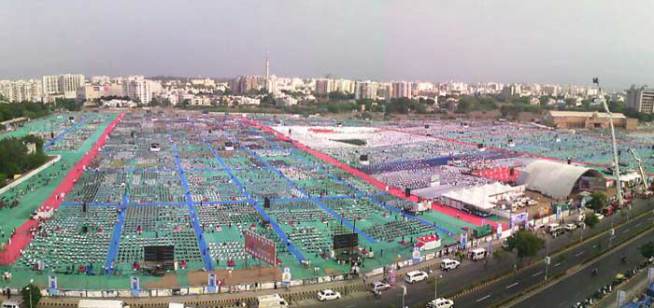 पंतप्रधान नरेंद्र मोदींसह ‘योगाभ्यास’