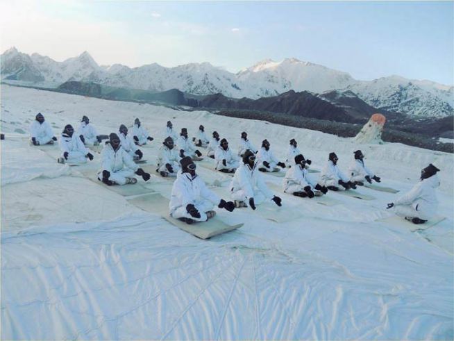 पंतप्रधान नरेंद्र मोदींसह ‘योगाभ्यास’