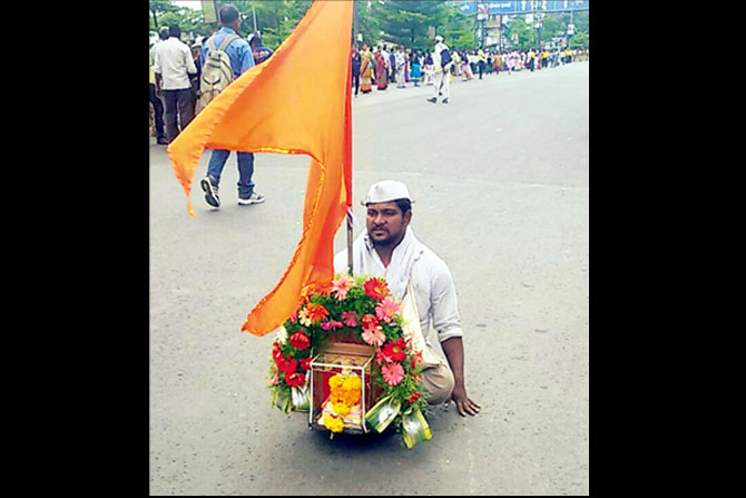 अपंग असलो म्हणून काय.. मरेपर्यंत वारी चुकवणार नाही!