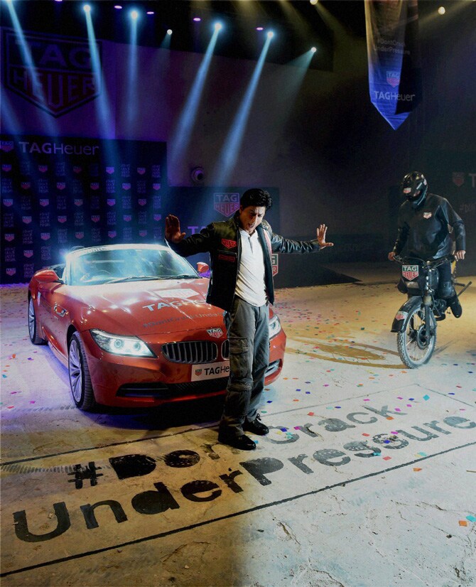 शाहरूखकडून टॅग ह्युअरच्या नव्या श्रेणीचे उद्घाटन