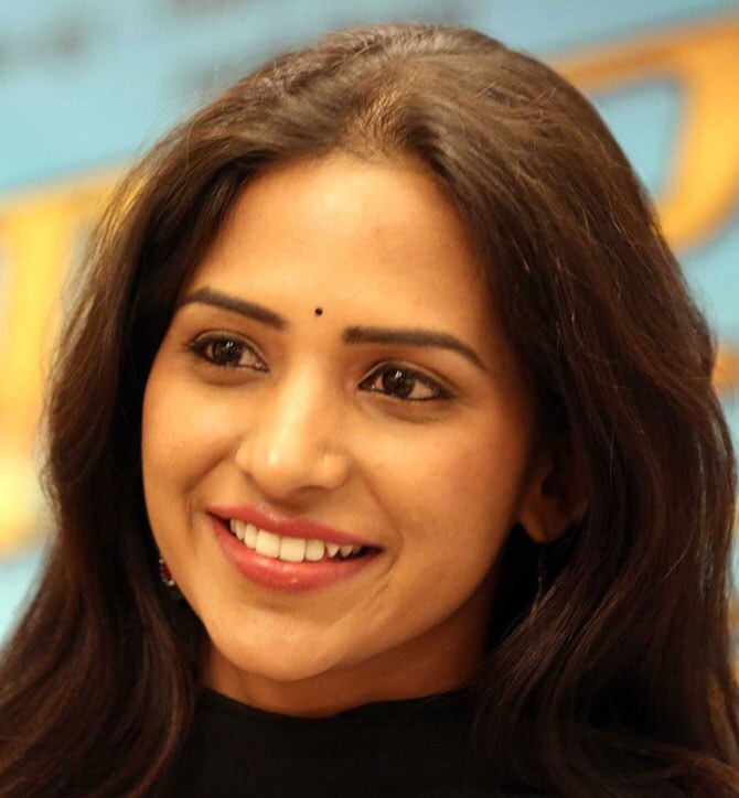 'जन्म', 'कुटुंब', 'तुकाराम' अशा चित्रपटातून लक्षवेधी भूमिका साकारणा-या वीणा जामकरचा आज वाढदिवस. व्यक्तिरेखेचा सखोल अभ्यास आणि भूमिकेशी समरस होण्याच्या वृत्ती यामुळे एक उत्तम व सजग अभिनेत्री म्हणून वीणा जामकर ओळखली जाते. तिचा अप्रतिम अभिनय कायमच समीक्षक व प्रेक्षकांकडून वाखाणला गेला आहे.