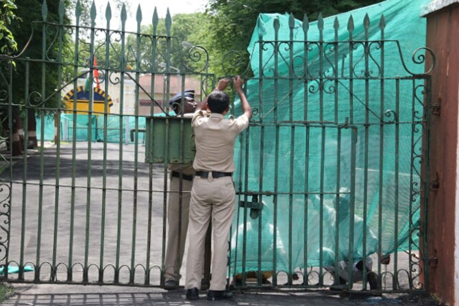 मुंबईतील १९९३ च्या बॉम्बस्फोटातील गुन्हेगार याकुब मेमनला गुरुवारी त्याच्या जन्मदिनी सकाळी सात वाजता नागपूरमधील मध्यवर्ती कारागृहात फाशी दिली जाणार असून तुरुंग प्रशासनाने त्यादृष्टीने तयारी सुरू केली आहे.(छाया- मोनिका चतुर्वेदी)