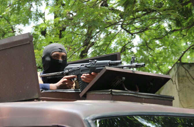 नागपूरच्या मध्यवर्थी कारागृहाबाहेर कडेकोट बंदोबस्त. (छाया- मोनिका चतुर्वेदी)