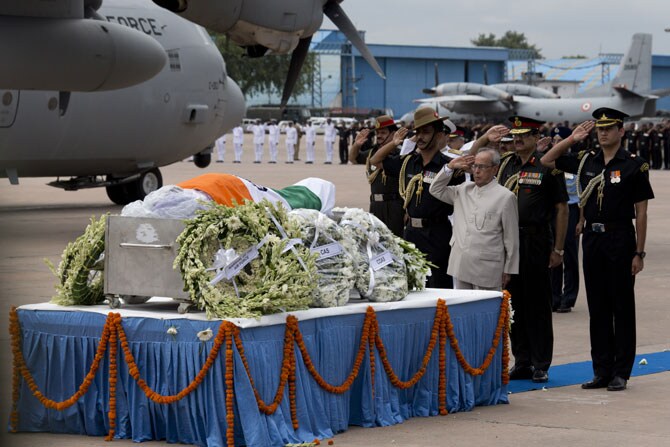 राष्ट्रपती प्रणव मुखर्जी यांनीही विमानतळावर डॉ. कलाम यांना श्रद्धांजली वाहिली.