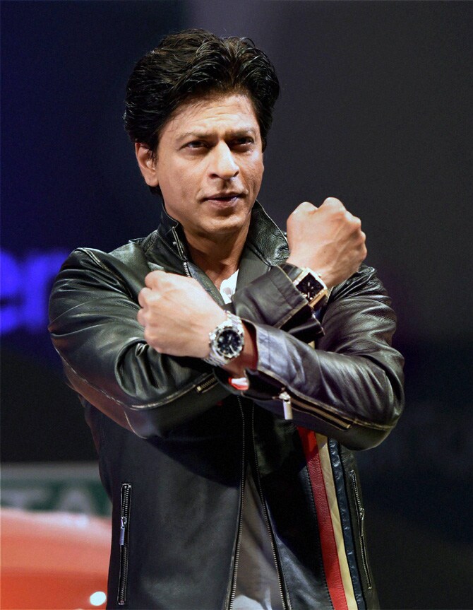 बॉलीवूड अभिनेता शाहरूख खानने सोमवारी मुंबईतील एका कार्यक्रमात टॅग ह्युअर या मनगटी घडाळ्यांच्या नव्या श्रेणीचे अनावरण केले. (छाया- पीटीआय)