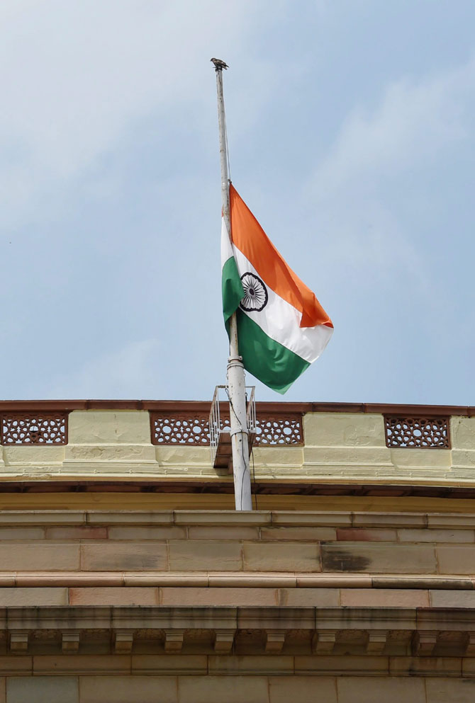 राष्ट्रध्वज अर्ध्यावर.