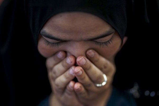 बँकॉक येथील मुस्लिम महिला नमाज पडताना. (छाया-एपी)